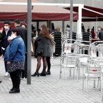 Varias personas consumen en la calle frente a las terrazas cerradas ubicadas en las inmediaciones de la Ciutat de la Justicia en L'Hospitalet de Llobregat