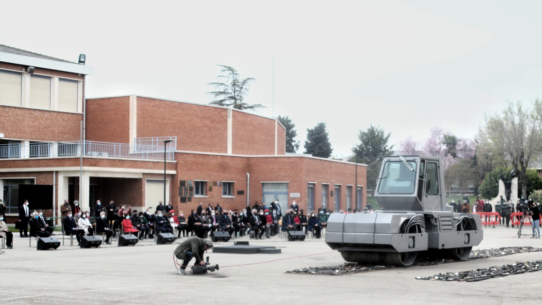 Una apisonadora pasa por encima de varias armas durante un acto de destrucción simbólica de las 1.377 armas del terrorismo de ETA y Grapo en el Colegio de Guardias Jóvenes Duque de Ahumada