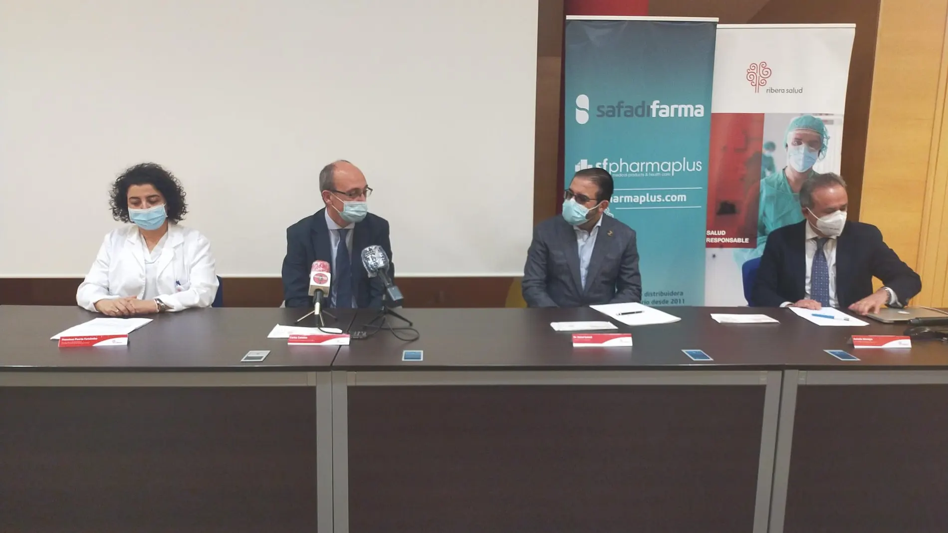 Francisca Puertas, subdirectora de Enfermería del Grupo Ribera, Carlos Catalán, director asistencial del Grupo, el doctor Kaled Safadi, director general de Safadifarma, y Antonio Morrajas, asesor científico de Safadifarma.