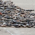 Vista de los de varios centenares de armas incautadas en décadas pasadas a las bandas terroristas ETA y GRAPO antes de ser destruidas durante un acto celebrado en la Academia de la Guardia Civil de Valdemoro