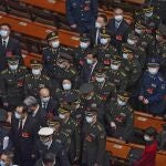 Delegados militares abandonan el sal&oacute;n despu&eacute;s de asistir a la sesi&oacute;n inaugural de la Asamblea Popular Nacional de China (APN)