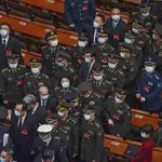 Delegados militares abandonan el salón después de asistir a la sesión inaugural de la Asamblea Popular Nacional de China (APN)