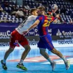 Antonio Serradilla, jugador del Balonmano Logroño La Rioja, defiende a Luka Cindric