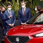 El rey Felipe VI junto al presidente del Gobierno, Pedro Sánchez, el presidente del Grupo Volkswagen, Herbert Diess; el presidente de SEAT y CUPRA, Wayne Griffiths, y la ministra de Industria, Reyes Maroto