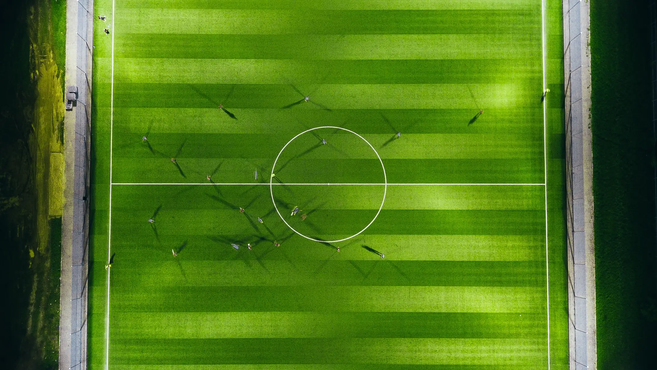 El fútbol es un deporte de equipo, y cada jugada debe ser realizada por coordinación de varios jugadores. Aunque se cuenten los jugadores por separado, siguen necesitándose los unos a los otros.