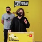 La diputada de la CUP Eulàlia Reguant (d) y el portavoz del secretariado nacional de esta formación, Edgar Fernández (i).
