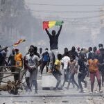 Senegaleses se manifiestan en Dakar tras el arresto del opositor Ousmane Sonko.