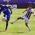 El centrocampista chileno del Real Valladolid, Fabián Ariel Orellana (d) lucha por el balón con el centrocampista francés Allan Romeo Nyom (i) del Getafe durante el partido que ambos equipos disputaron en el Estadio José Zorrilla correspondiente la jornada 26ª de LaLiga en Valladolid. EFE/R. García