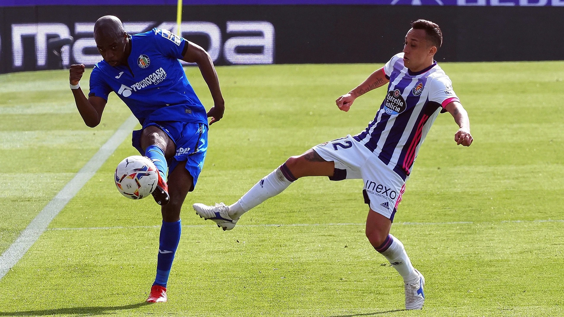 El centrocampista chileno del Real Valladolid, Fabián Ariel Orellana (d) lucha por el balón con el centrocampista francés Allan Romeo Nyom (i) del Getafe durante el partido que ambos equipos disputaron en el Estadio José Zorrilla correspondiente la jornada 26ª de LaLiga en Valladolid. EFE/R. García