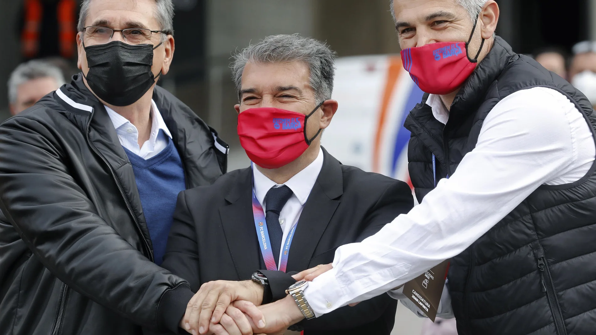 El candidato a la presidencia del FC Barcelona, Joan Laporta (en el centri), acompañado por el exjugador de balonmano Enric Masip (derecha) y el ex entrenador de la sección de balonmano del club azulgrana, Valero Rivera