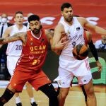 El alal-pívot del UCAM Murcia Augusto Lima (i) y Felipe Reyes, ala-pívot del Real Madrid, durante un partido en el Palacio de los Deportes