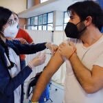 Una sanitaria inocula la vacuna a un docente de la Región de Murcia