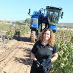 Adela Bernabeu, trabajando en el campo