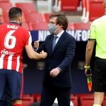 El alcalde de Madrid, José Luis Martínez-Almeida, saluda a Koke antes de empezar el derbi.