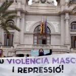 Vista general de la protesta ante el ayuntamiento con motivo del Día de la Mujer convocada por el Sindicat de Estudiants