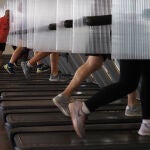 Un grupo de personas realiza deporte en la sala de un gimnasio de Valladolid