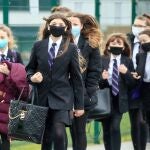 Un grupo de estudiantes vuelve a su colegio, Outwood Academy, en Doncaster, Inglaterra