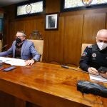 El concejal de Seguridad Ciudadana, José Antonio Cartón (I), junto al intendente jefe de la Policía Municipal, Arturo Pereira (D), durante la presentación del balance de actuaciones en 2020