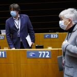 Carles Puigdemont, junto a Clara Ponsatí, en el Parlamento Europeo.
