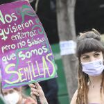 Una mujer sostiene una pancarta durante la concentración alrededor del Parlamento andaluz, con motivo del 8M