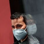 El conseller de Educación, Cultura y Deporte, Vicent Marzà, tras la reunión con el president de la Generalitat, Ximo Puig, y la consellera de Sanidad Universal y Salud Pública, Ana Barceló (en el reflejo), para abordar el plan de vacunación previsto para la comunidad educativa