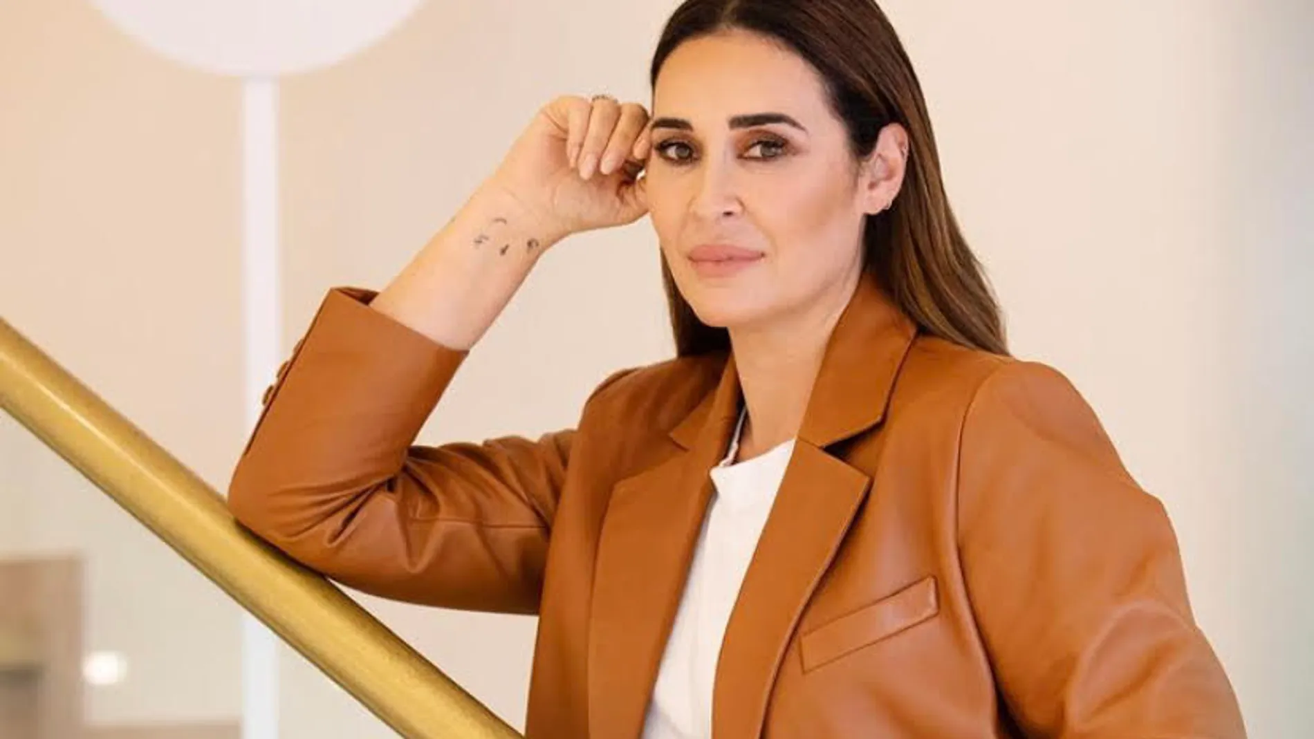 Vicky Martín Berrocal con americana de piel marrón.