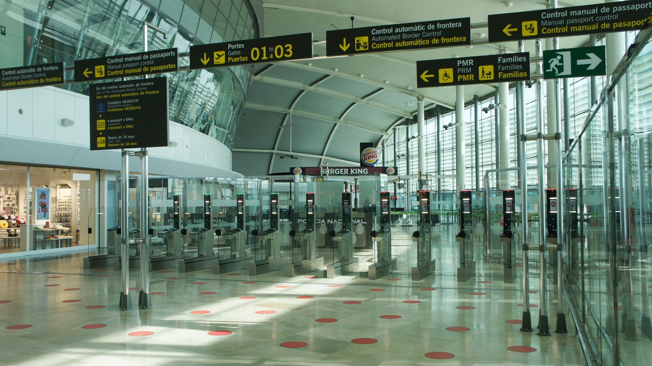 El Consell insiste en la ampliación de los aeropuertos de Alicante y Valencia ante Aena tras registrar casi 10 millones de pasajeros en verano