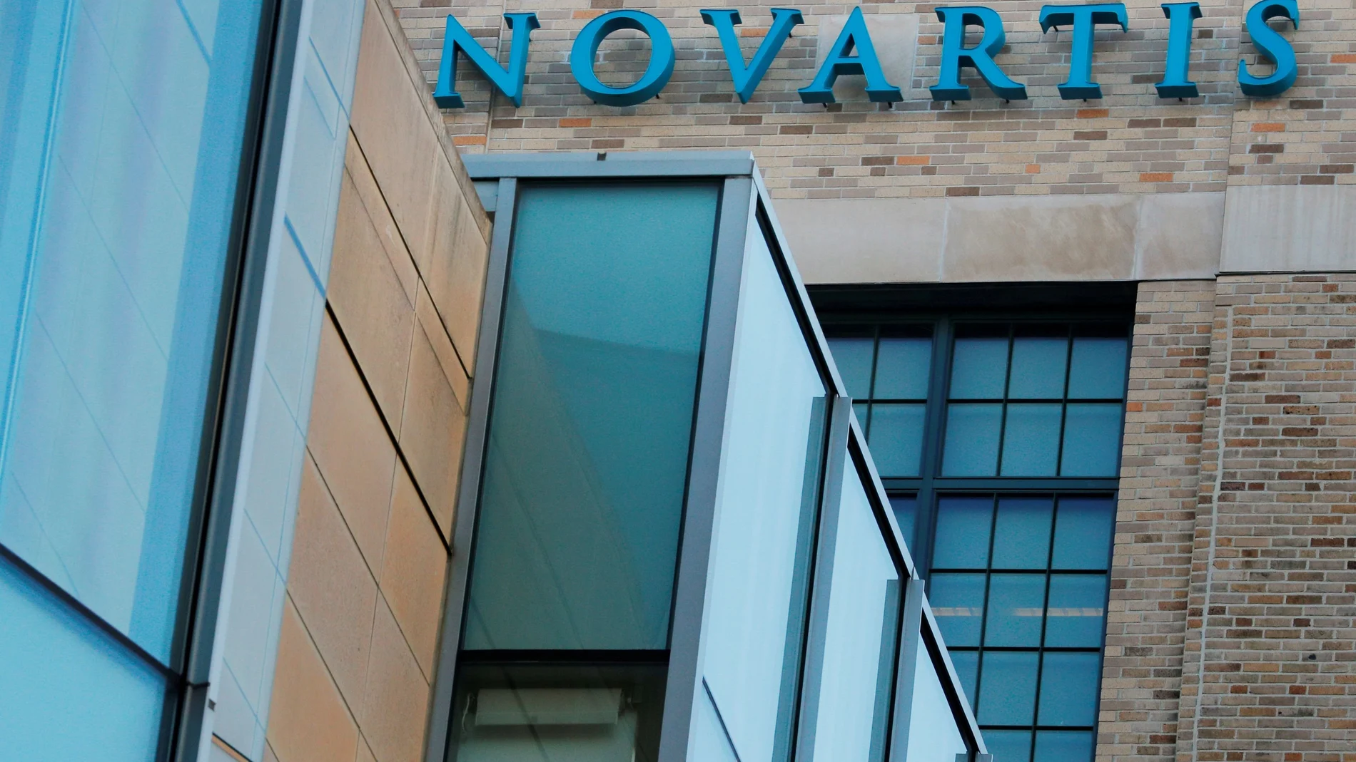 Novartis buscará primero la aprobación de la Administración de Alimentos y Medicamentos de Estados Unidos (FDA), donde está solicitando una autorización de uno de emergencia.