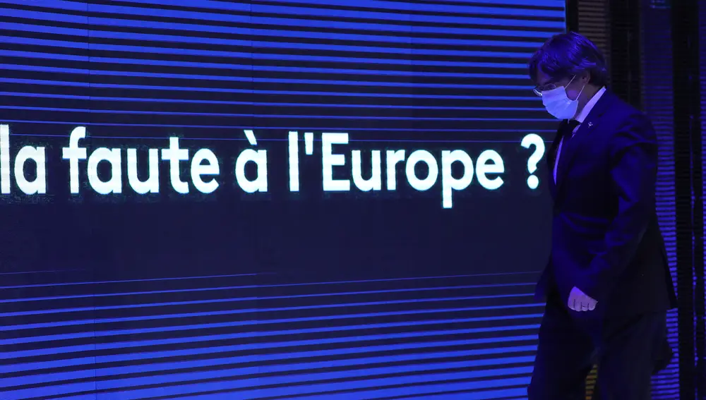El expresidente de la Generalitat de Catalunya Carles Puigdemont durante una sesión plenaria en el Parlamento Europeo en la que la Eurocámara ha suspendido su inmunidad, en Bruselas (Bélgica), a 9 de marzo de 2021. El pleno del Parlamento europeo ha aprobado hoy aceptar el suplicatorio remitido por el Tribunal Supremo por el que se suspenderá la inmunidad parlamentaria del expresidente de la Generalitat Carles Puigdemont para que pueda ser juzgado en España por su papel en el 'procés'. Los eurodiputados también han aprobado levantar la inmunidad de los otros dos representantes de JxCAT, los exconsellers Toni Comín y Clara Ponsatí, a los que también reclama el Supremo. Esta decisión, sin embargo, no implica una extradición automática sino que servirá para reactivar los procesos abiertos en un tribunal de Bélgica, en el caso de Puigdemont y Comín, y de Reino Unido, en el de Ponsatí, que examinan las euroórdenes que dictó contra ellos el j
