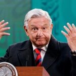El presidente mexicano Andrés Manuel López Obrador habla durante una rueda de prensa hoy en el Palacio Nacional, en Ciudad de México