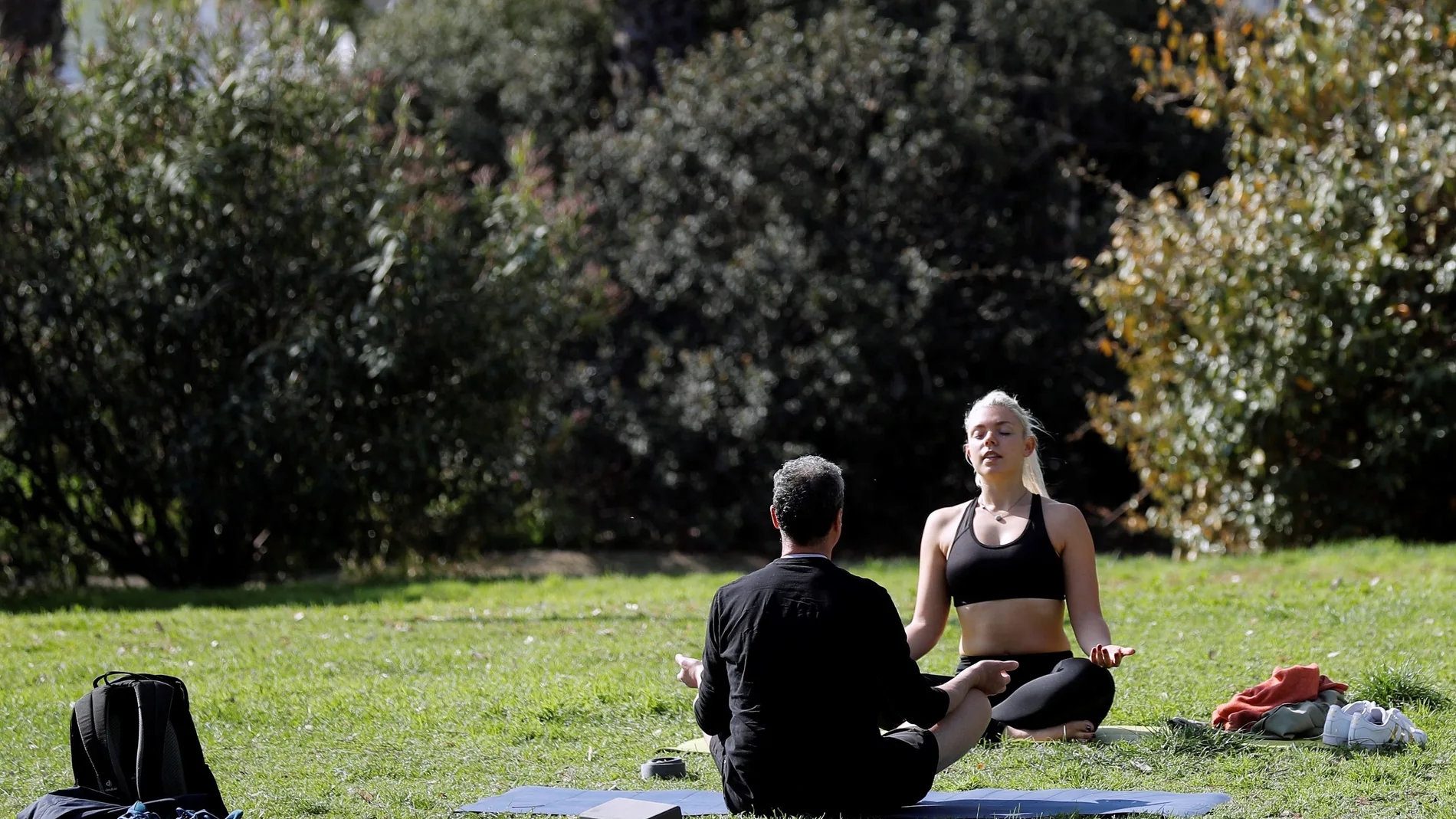Dos personas realizan ejercicios al aire libre en los jardines del Turia. A partir del 15 de marzo se reabrirán los gimnasios