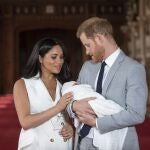 Los duques de Sussex con su hijo Archie