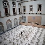 Una persona ultima los preparativos en el Auditori del Parlament