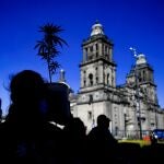 MEX6660. CIUDAD DE MÉXICO (MÉXICO), 10/03/2021.- Personas muestran una planta de marihuana el 09 de Marzo de 2021, en el Zócalo de la Ciudad de México (México). La Cámara de Diputados de México aprobó este miércoles la legislación que regula el consumo, el cultivo y el comercio de marihuana con fines recreativos en todo el territorio, la cual tendrá que ser ratificada por el Senado antes del 30 de abril. EFE/ Carlos Ramírez