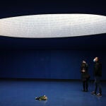 El elemento central del monumento homenaje a las víctimas del 11-M en la estación de tren de Atocha es una membrana en la que se pueden leer mensajes de personas anónimas en distintos idiomas.