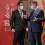 El presidente de la Generalitat, Ximo Puig (centro), acompañado de los presidentes de la CEOE, Antonio Garamendi (i), y de la CEV, Salvador Navarro (d), durante el acto