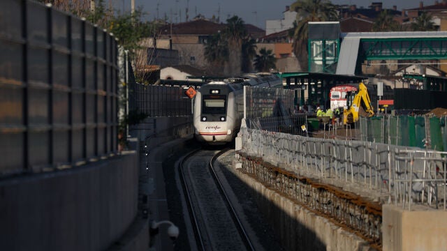 Un tren circula por la estación Murcia del Carmen