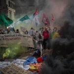 Varias personas se manifiestan en la plaza Sant Jaume durante una jornada de huelga general de la sanidad pública y privada, en Barcelona, Cataluña (España), a 10 de marzo de 2021