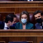 Pablo Casado con Teodoro García Egea y Cuca Gamarra, ayer, en el Congreso de los Diputados durante la sesión de control al Gobierno