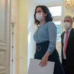 La presidenta de la Comunidad de Madrid, Isabel Díaz Ayuso, a su llegada acompañada por su Jefe de Gabinete de Comunicación, Miguel Ángel Rodríguez