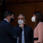 (I-D) El vicepresidente de la Junta , Juan Marín; el consejero de Presidencia, Elías Bendodo; y la secretaria general del PP Andaluz, Loles López; en la primera jornada del Pleno del Parlamento andaluz