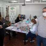 La responsable de Solidaridad Social y Educación de la Fundación Unicaja, Ana Cabrera, junto con el presidente de AVOI, Juan Carmona, hoy en la sede de AVOI