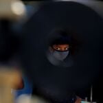 Un joven con mascarilla para protegerse de la nueva variante de la Covid en Bangalore (India). EFE/JAGADEESH NV