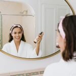 Mujer frente al espejo
