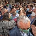 El líder de Vox, Santiago Abascal (c), a su llegada para comparecer ante la prensa este jueves en la plaza Cardenal Belluga de Murcia.