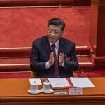 El presidente chino, Xi Jinping, aplaude tras votar una propuesta para redactar cambios en las reglas electorales para Hong Kong durante la sesión de clausura de la Asamblea Popular Nacional (APN)