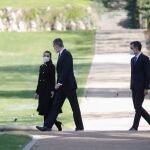 Los Reyes junto al presidente del Gobierno, Pedro Sánchez, en los jardines del Palacio Real de Madrid