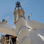 La Junta Central Fallera (JCF) ha instalado en la plaza del Ayuntamiento de Valencia un pebetero en memoria de todas las víctimas de la covid fallecidos durante los doce meses de la pandemia. EFE/ Ana Escobar