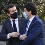 El líder del Partido Popular, Pablo Casado (i), y el presidente de la Junta de Castilla y León, Alfonso Fernández Mañueco participarán en este curso en Aranda de Duero