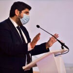 El presidente de la Comunidad Autónoma de la Región de Murcia, Fernando López Miras interviene durante la inauguración de las Jornadas Empresarias ‘Comarca Campo de Cartagena: una mirada al futuro con optimismo’, en el Auditorio y Palacio de Congresos El Batet, Cartagena, Murcia (España), a 11 de marzo de 2021. El acto se celebra un día después de que Ciudadanos y PSOE presentarán una moción de censura en la Asamblea Regional y en el Ayuntamiento de Murcia que pondría fin al gobierno de coalición que la formación naranja mantiene con el PP en ambas instituciones. Esto supondría el fin del Gobierno presidido por Fernando López Miras en la Comunidad.11 MARZO 2021;MOCIÓN DE CENSURA;PSOE;CIUDADANOS;PP;MURCIA;LÓPEZ MIRASIván Urquizar / Europa Press11/03/2021